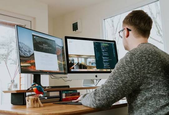 Freelance web designer for artists UK